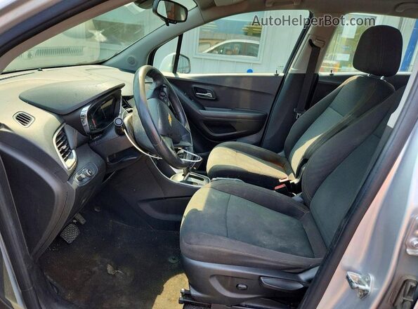 KL7CJKSB9JB733672 2018 CHEVROLET TRAX Silver Սալոնի դիմացի տեսք