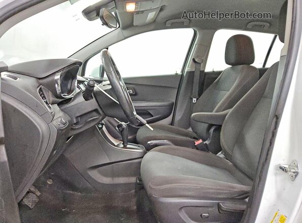 KL7CJKSBXJB721689 2018 CHEVROLET TRAX White Вид салону спереду
