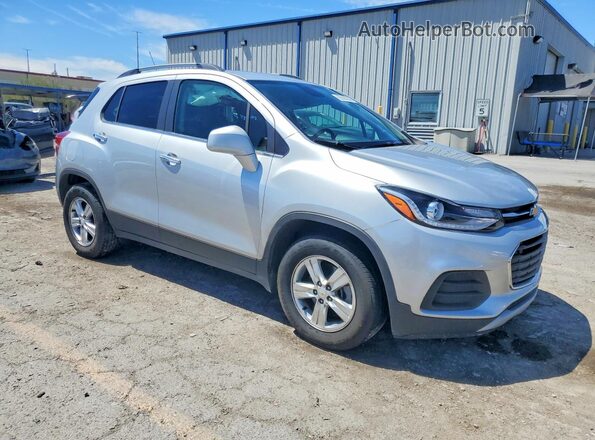 KL7CJLSB2JB617171 2018 CHEVROLET TRAX Серебряный Передняя правая четверть