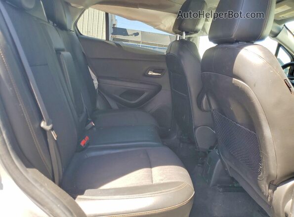 KL7CJLSB2JB617171 2018 CHEVROLET TRAX Серебряный Вид задней части салона
