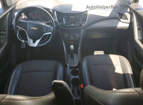 KL7CJLSB2JB617171 2018 CHEVROLET TRAX Серебряный Вид панели приборов