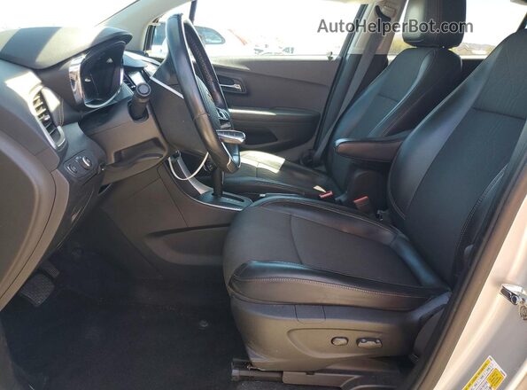 KL7CJLSB2JB617171 2018 CHEVROLET TRAX Серебряный Вид салона спереди