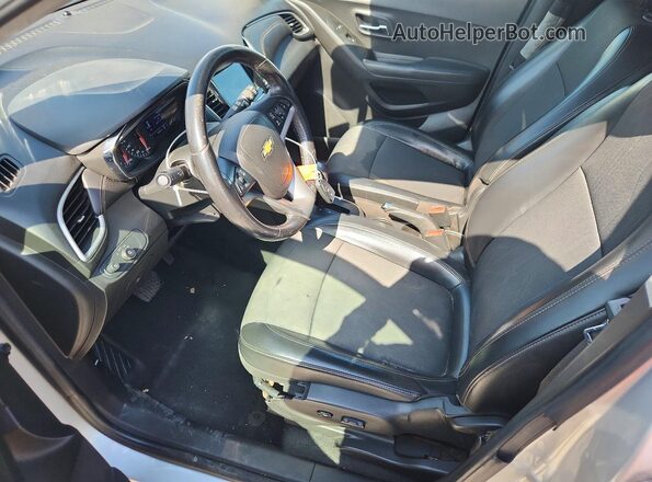KL7CJLSB2KB871500 2019 CHEVROLET TRAX Серебряный Вид салона спереди