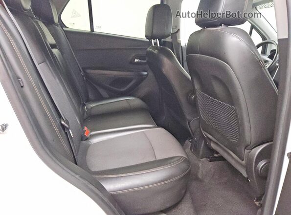 KL7CJLSB2MB347024 2021 CHEVROLET TRAX White Vista de los asientos traseros