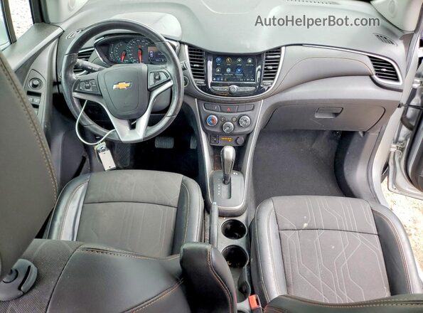 KL7CJLSB3JB644329 2018 CHEVROLET TRAX Серебряный Вид панели приборов