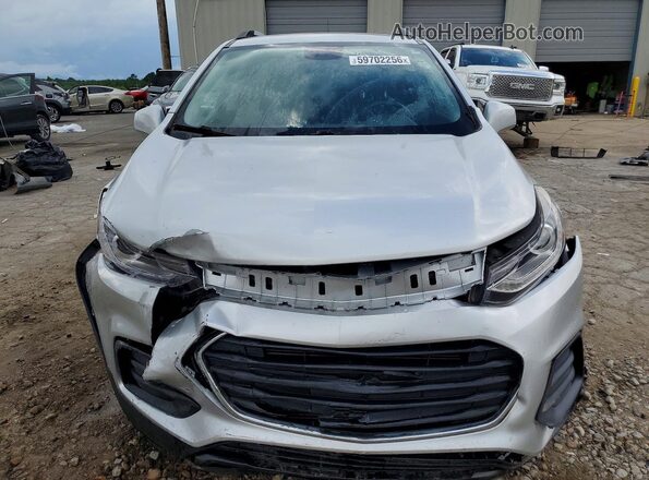 KL7CJLSB3JB644329 2018 CHEVROLET TRAX Серебряный Вид спереди