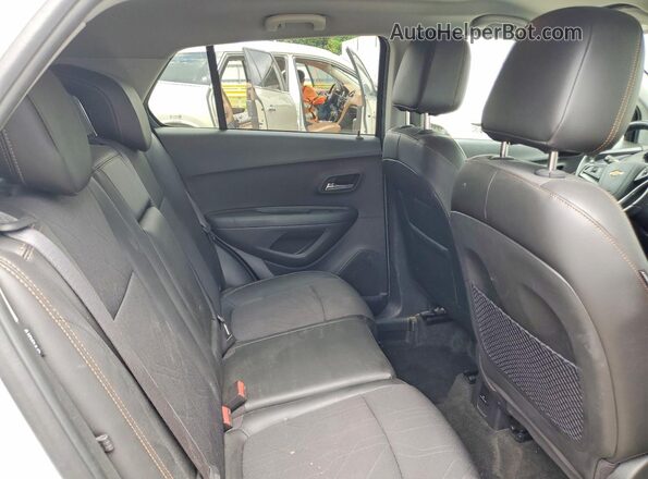 KL7CJLSB3JB644329 2018 CHEVROLET TRAX Серебряный Вид задних сидений