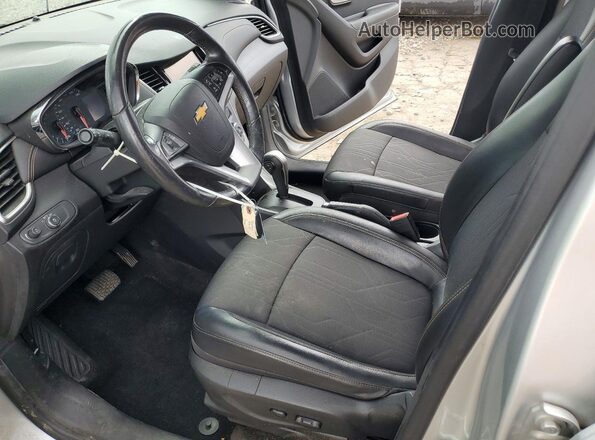 KL7CJLSB3JB644329 2018 CHEVROLET TRAX Серебряный Вид салона спереди