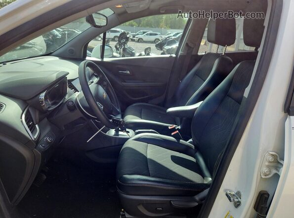 KL7CJLSB3MB304988 2021 CHEVROLET TRAX White Front interior view