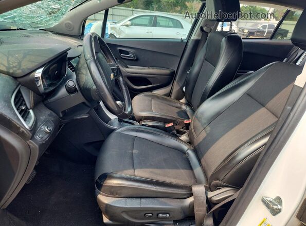 KL7CJLSB3MB353074 2021 CHEVROLET TRAX Белый Вид салона спереди