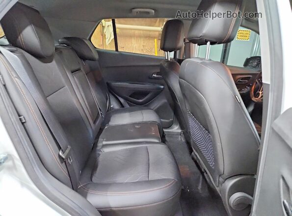 KL7CJLSB7LB005325 2020 CHEVROLET TRAX White Widok wnętrza z tyłu