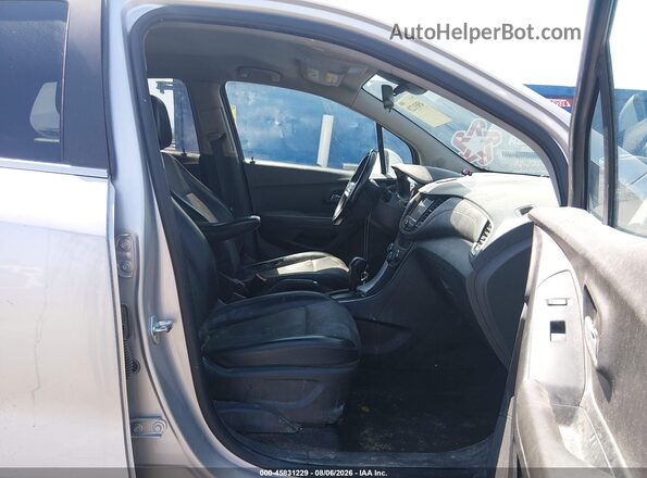 KL7CJLSB9KB963154 2019 CHEVROLET TRAX Серебряный Вид салона спереди