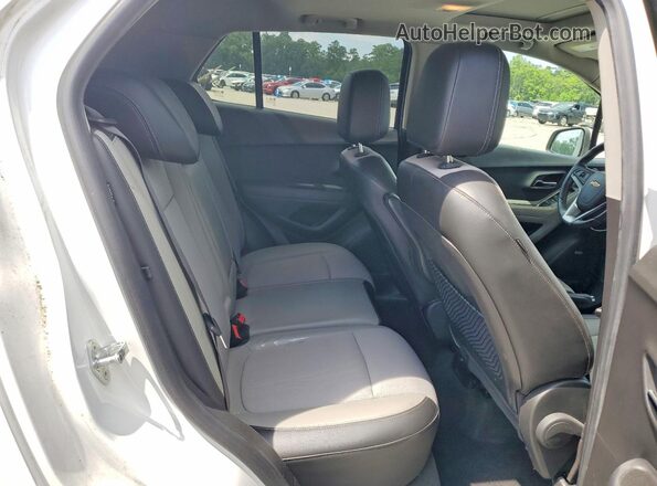 KL7CJLSBXGB683024 2016 CHEVROLET TRAX Белый Вид задней части салона