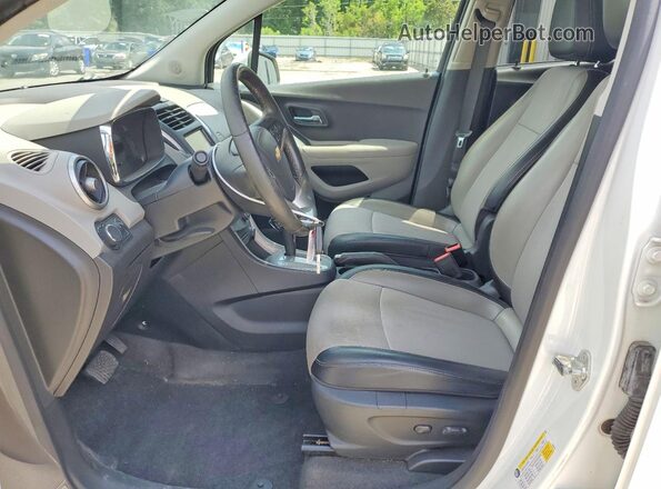 KL7CJLSBXGB683024 2016 CHEVROLET TRAX Белый Вид салона спереди