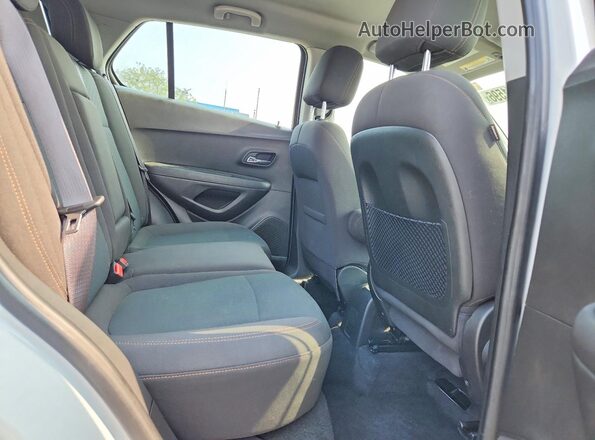 KL7CJNSB0JB698828 2018 CHEVROLET TRAX White Widok tylnych siedzeń