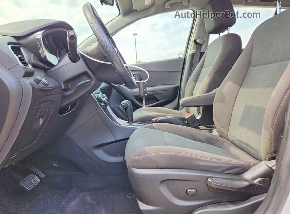 KL7CJNSB0JB698828 2018 CHEVROLET TRAX White Widok wnętrza z przodu