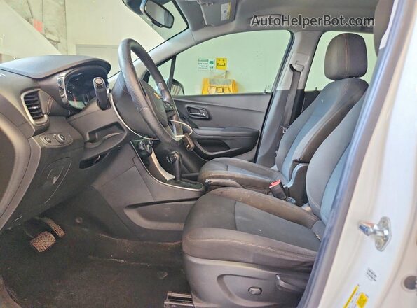 KL7CJNSB3JB717209 2018 CHEVROLET TRAX Белый Вид салона спереди