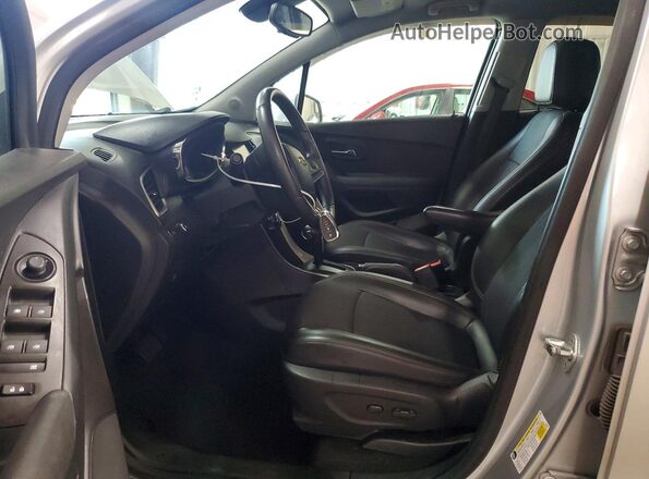 KL7CJPSB0HB134778 2017 CHEVROLET TRAX Серебряный Вид салона спереди