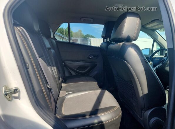 KL7CJPSB0JB712075 2018 CHEVROLET TRAX Белый Вид задней части салона