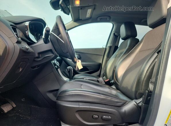 KL7CJPSB2JB568786 2018 CHEVROLET TRAX Белый Вид салона спереди