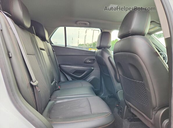 KL7CJPSB2JB568786 2018 CHEVROLET TRAX Белый Вид задней части салона