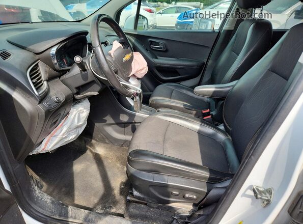 KL7CJPSB2JB593333 2018 CHEVROLET TRAX White Front interior view