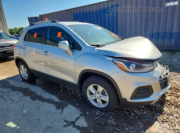 KL7CJPSB3KB813922 2019 CHEVROLET TRAX Серебряный Передняя правая четверть