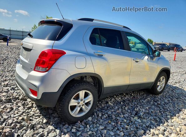 KL7CJPSB4JB609922 2018 CHEVROLET TRAX Silver Widok z przodu