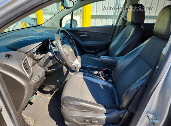 KL7CJPSB4JB609922 2018 CHEVROLET TRAX Silver Widok naklejki z numerem VIN