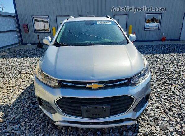 KL7CJPSB4JB609922 2018 CHEVROLET TRAX Silver Widok tylnych siedzeń