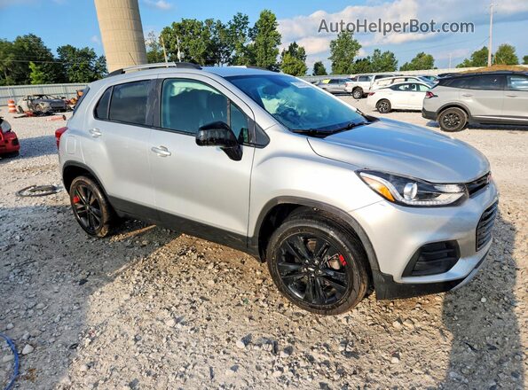 KL7CJPSB4LB319473 2020 CHEVROLET TRAX Серебряный Передняя правая четверть