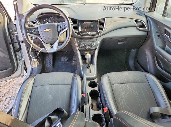 KL7CJPSB4LB319473 2020 CHEVROLET TRAX Серебряный Вид панели приборов