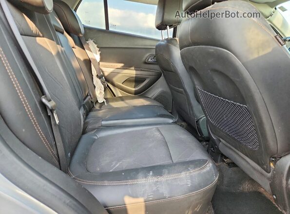 KL7CJPSB4LB319473 2020 CHEVROLET TRAX Серебряный Вид задней части салона