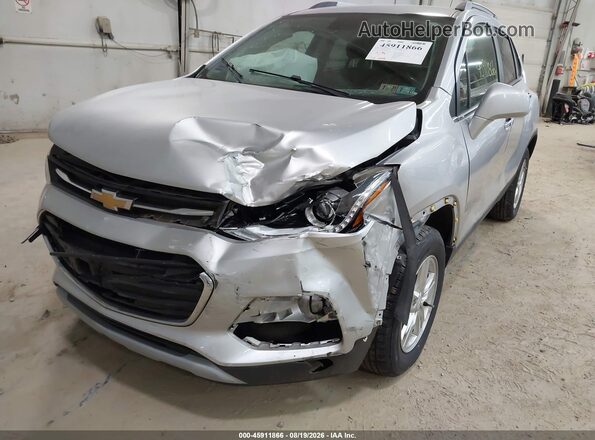 KL7CJPSB5JB685830 2018 CHEVROLET TRAX Silver Вид спереду