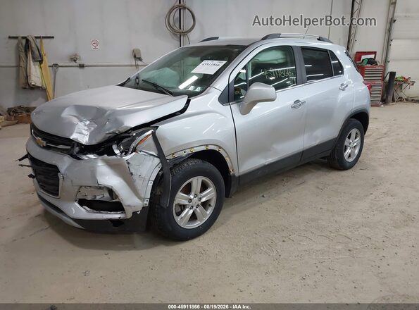 KL7CJPSB5JB685830 2018 CHEVROLET TRAX Silver Передня ліва чверть