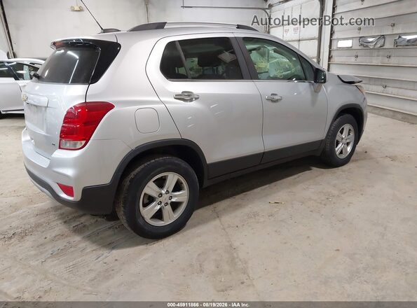 KL7CJPSB5JB685830 2018 CHEVROLET TRAX Silver Задня права чверть
