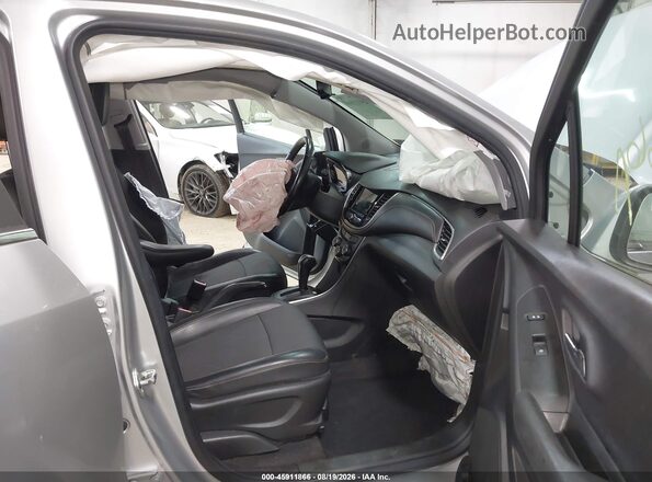KL7CJPSB5JB685830 2018 CHEVROLET TRAX Silver Вид салону спереду