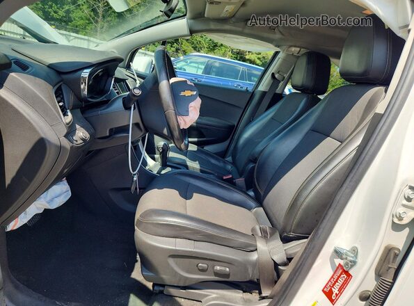 KL7CJPSB6KB834277 2019 CHEVROLET TRAX Белый Вид салона спереди