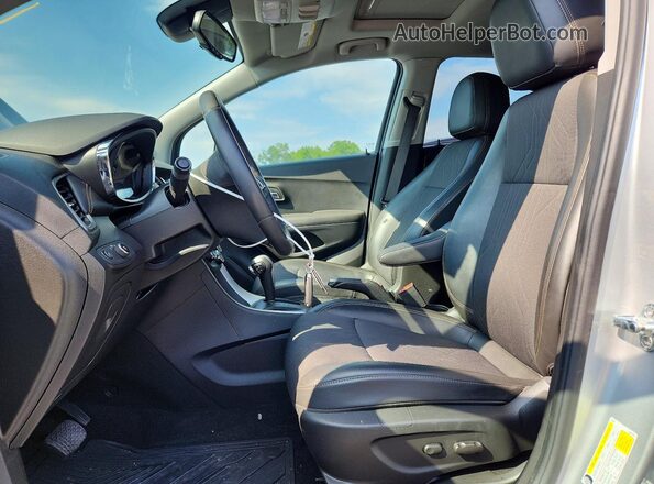 KL7CJPSB7LB042351 2020 CHEVROLET TRAX Серебряный Вид салона спереди