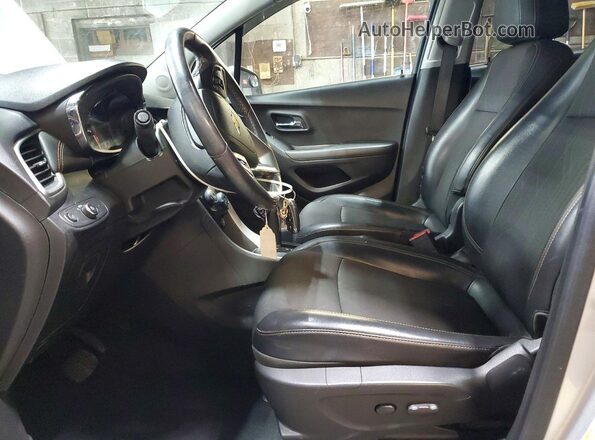 KL7CJPSBXLB002541 2020 CHEVROLET TRAX Silver Widok wnętrza z przodu