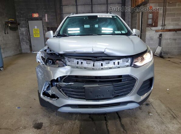 KL7CJPSBXLB002541 2020 CHEVROLET TRAX Silver Widok z przodu