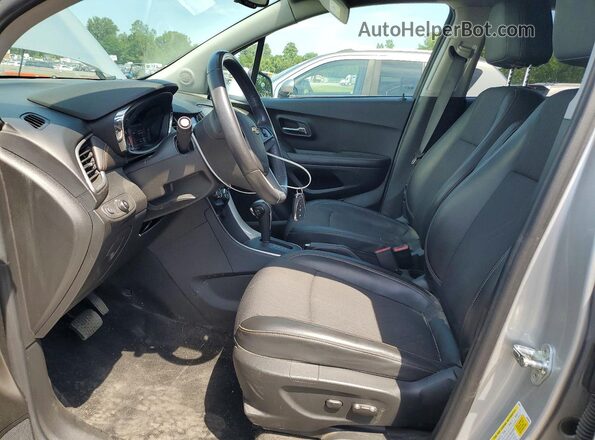 KL7CJPSM2NB565765 2022 CHEVROLET TRAX Silver Front interior view