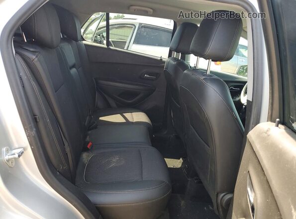 KL7CJPSM2NB565765 2022 CHEVROLET TRAX Silver Rear interior view