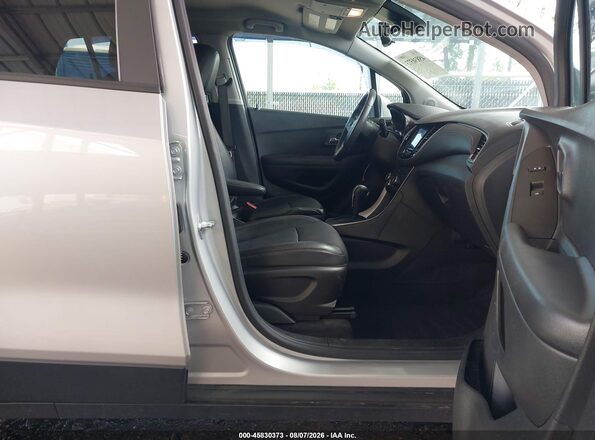 KL7CJPSM4NB560941 2022 CHEVROLET TRAX Silver Vista interior delantera