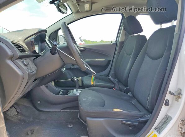 KL8CB6SA9JC443711 2018 CHEVROLET SPARK White Вид салону спереду