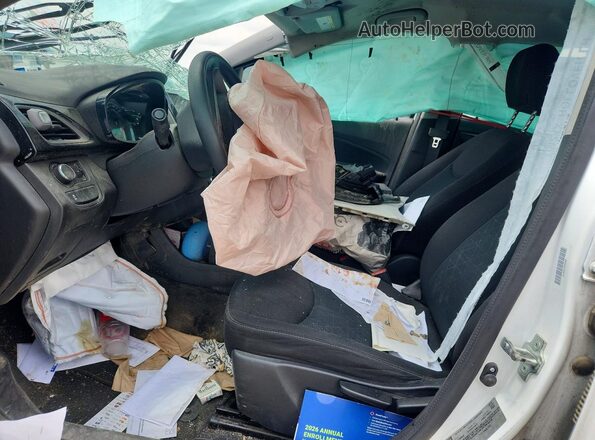 KL8CD6SA3NC011972 2022 CHEVROLET SPARK White Вид салону спереду