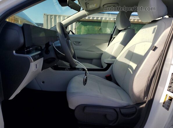 KM8HA3AB1SU222913 2025 HYUNDAI KONA White Սալոնի դիմացի տեսք