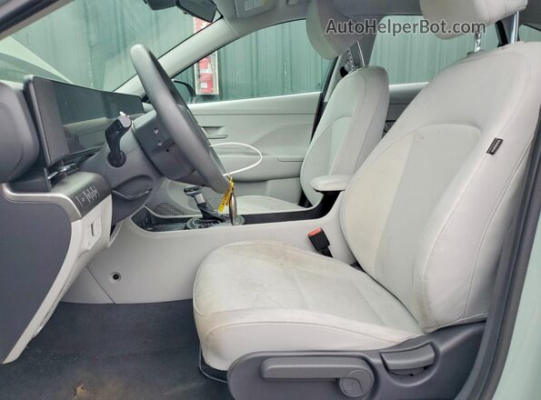 KM8HA3AB6RU069195 2024 HYUNDAI KONA Зеленый Вид салона спереди