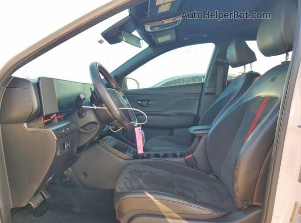 KM8HACA32RU032878 2024 HYUNDAI KONA Белый Вид салона спереди