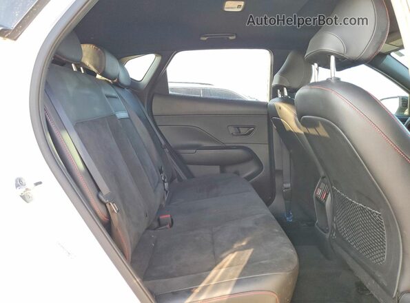 KM8HACA32RU032878 2024 HYUNDAI KONA Белый Вид задней части салона